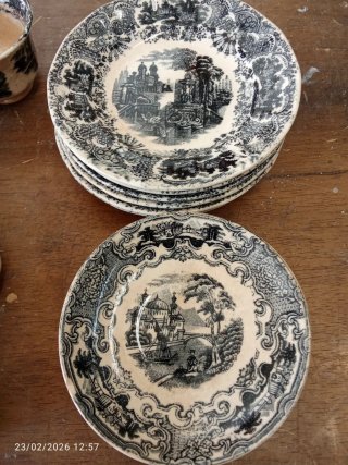 Juego de tazas y platillos antiguos