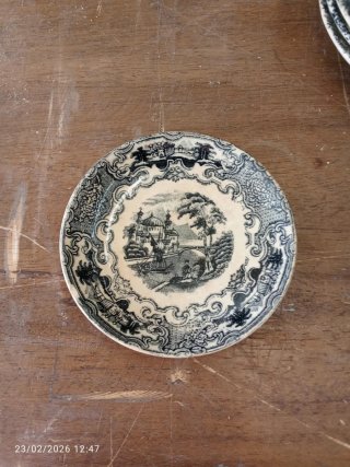 Juego de tazas y platillos antiguos