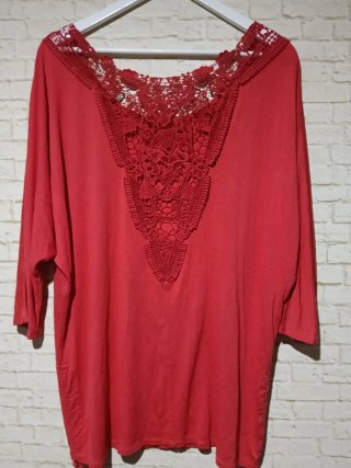 Blusa roja con encaje en cuello