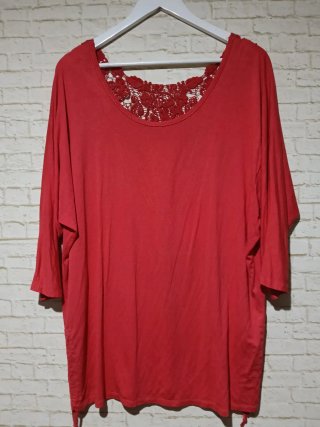 Blusa roja con encaje en cuello