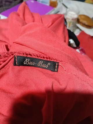 Blusa roja con encaje en cuello