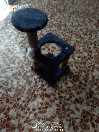 Tiragraffi per gatti con topo giocattolo