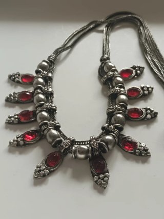Collana etnica con pietre rosse