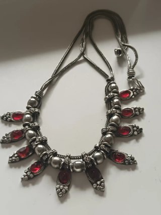 Collana etnica con pietre rosse