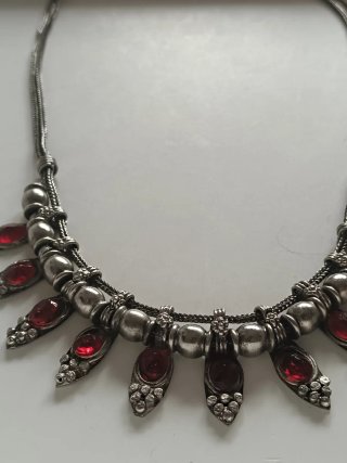 Collana etnica con pietre rosse