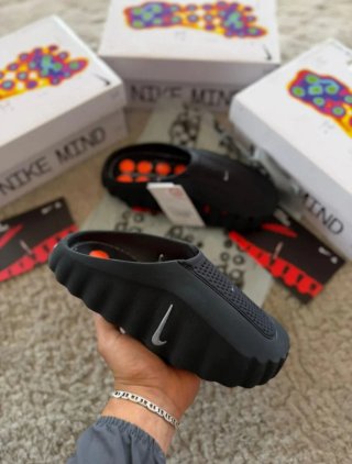 Ropa, zapatillas, chanclas y zapatillas de futbol.