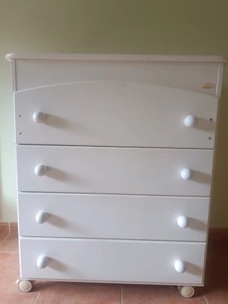 Cómoda blanca de madera; està en Talavera,