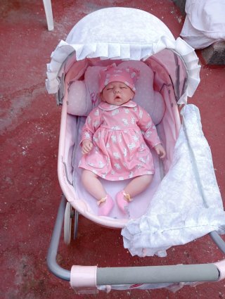 Bambola neonata realistica e passeggino Inglesina