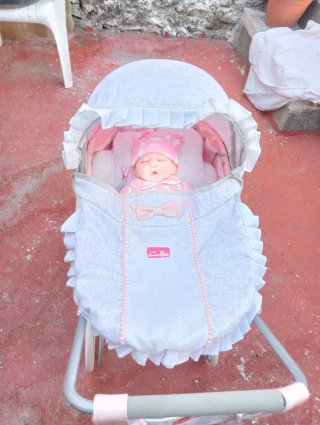 Bambola neonata realistica e passeggino Inglesina