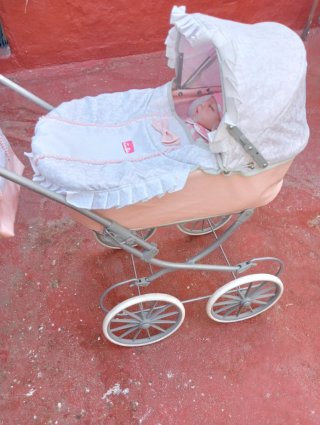 Bambola neonata realistica e passeggino Inglesina