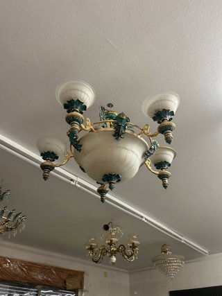 Lámpara de salón dorada y verde