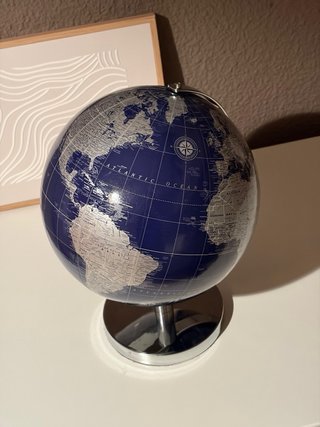 Globo terráqueo decorativo azul y plata