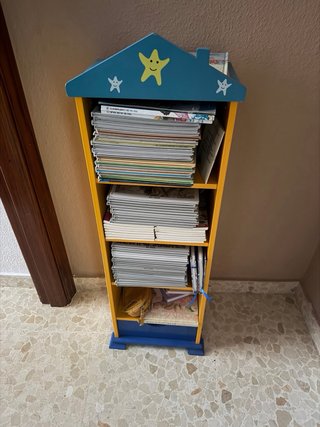 Estantería infantil casa con libros