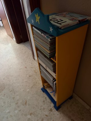 Estantería infantil casa con libros