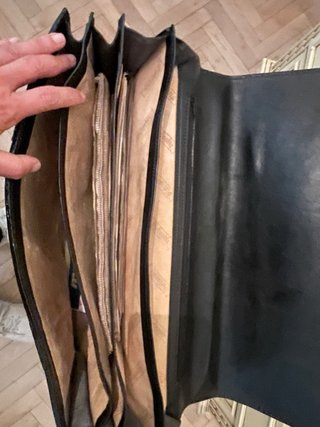 Cartera de piel negra