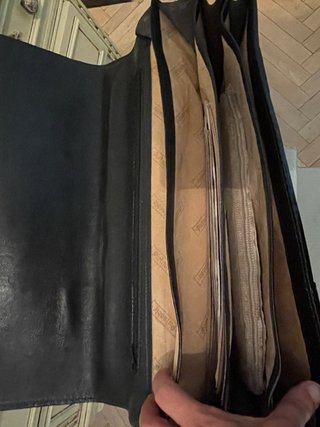 Cartera de piel negra