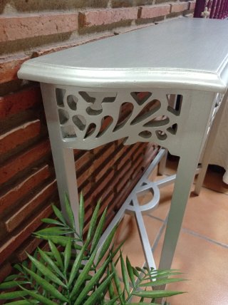 Recibidor de madera lacado en plateado