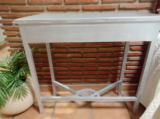 Recibidor de madera lacado en plateado