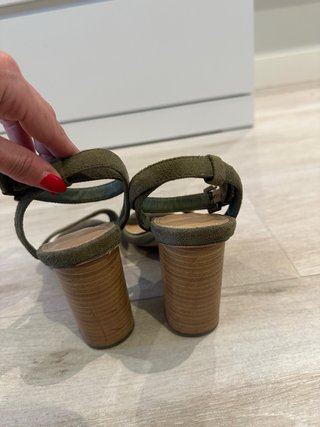 Sandalias verdes tacón