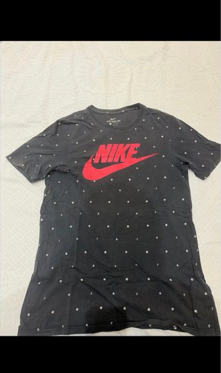 Maglietta Nike nera con pois bianchi