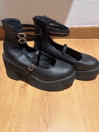 Zapatos de plataforma negros, estilo truck.