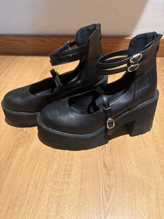 Zapatos de plataforma negros, estilo truck.