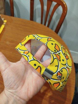 Gorra amarilla con patitos