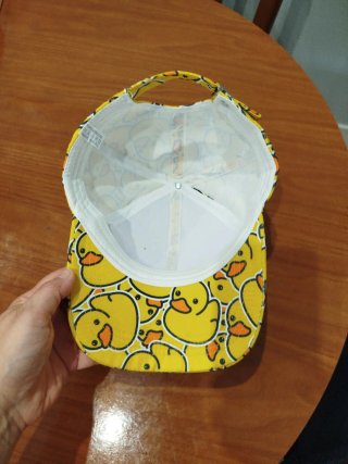 Gorra amarilla con patitos