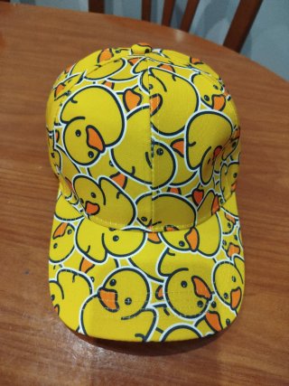 Gorra amarilla con patitos