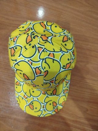Gorra amarilla con patitos