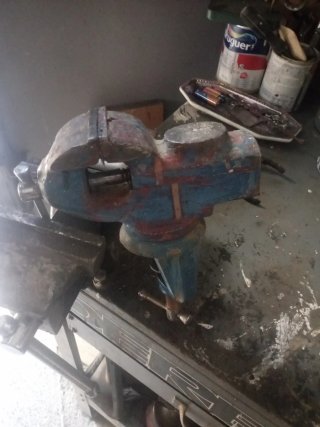 Tornillo de mesa azul
