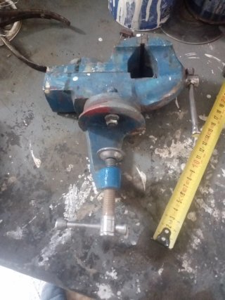 Tornillo de mesa azul