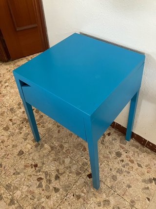 Mesita auxiliar metálica de Ikea azul con cajón