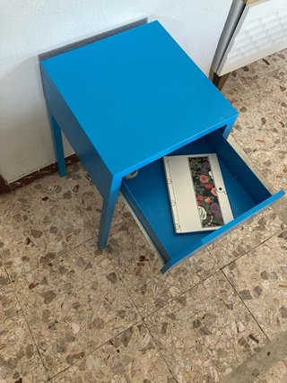 Mesita auxiliar metálica de Ikea azul con cajón