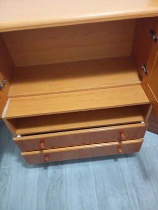 Mueble de madera marrón