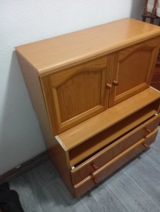 Mueble de madera marrón