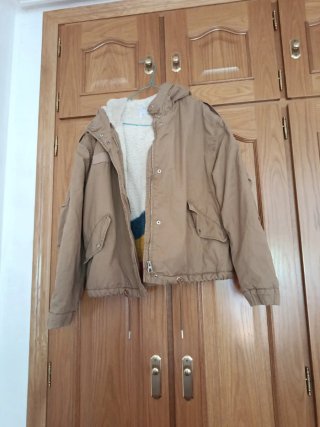 Cazadora beige con forro multicolor, corta.