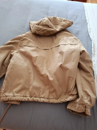 Cazadora beige con forro multicolor, corta.