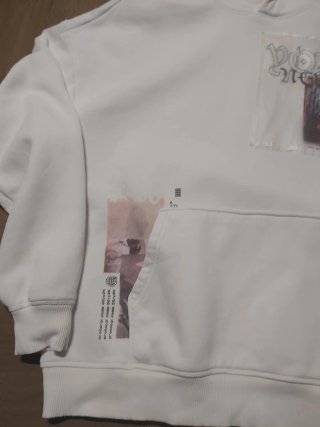 Sudadera con capucha blanca