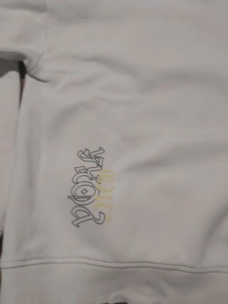 Sudadera con capucha blanca