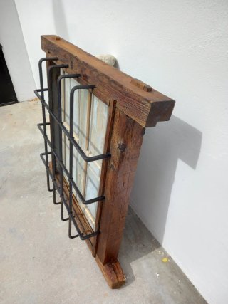 Ventana antigua madera con reja
