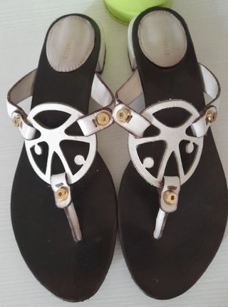 Sandalias Coccinelle Piel Blancas y Negras