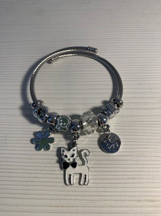 Pulsera plateada con charms de gato y flor