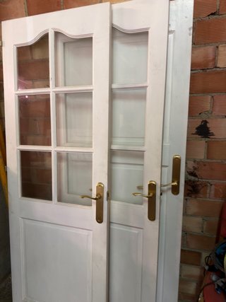 Puerta doble blanca con cristales