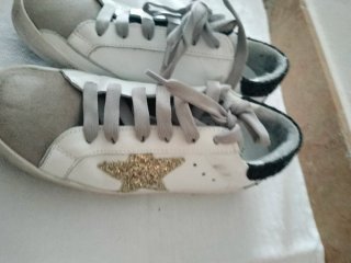 Golden Goose Sneakers Blancas y Doradas