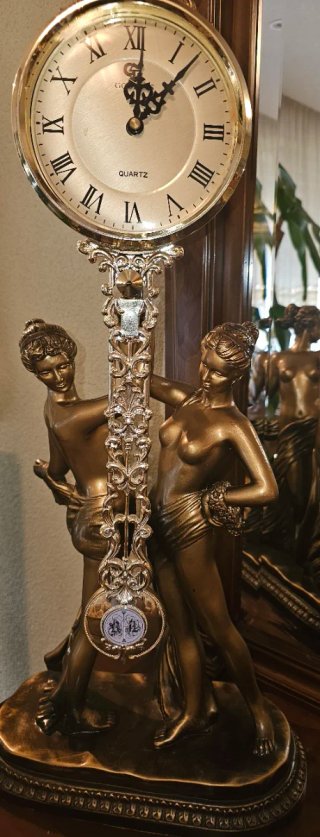 Reloj de salón dorado y marrón