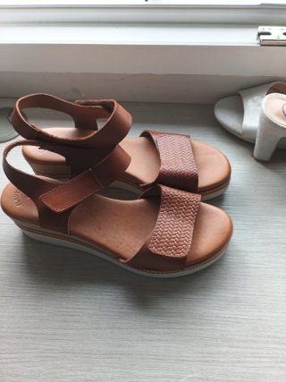 Sandalias de cuero marrones