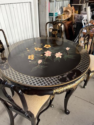 Mesa  lacada pintado restaurada,4 sillas tapizadas