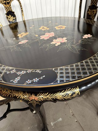 Mesa  lacada pintado restaurada,4 sillas tapizadas