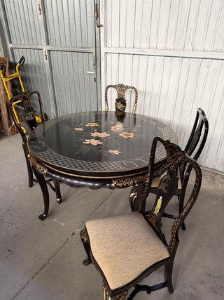 Mesa  lacada pintado restaurada,4 sillas tapizadas